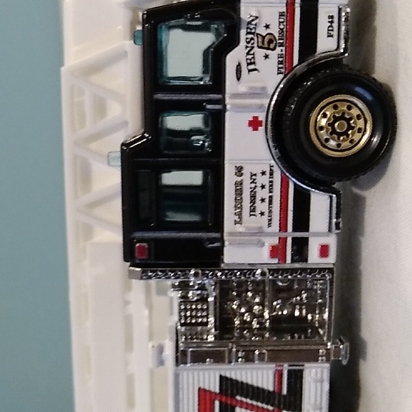 SALE! 2009 Mattel Matchbox Jensen Fire Dept. Ladder 5 - Picture 7 of 17